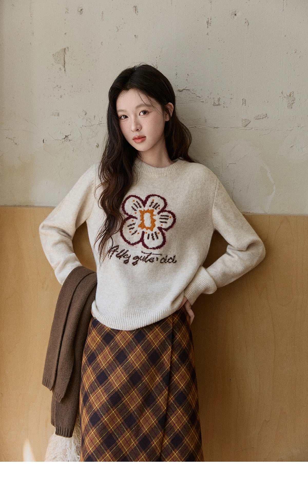 Mishow Beige Flower Pattern Letter Print Pullover MXE91Z2869