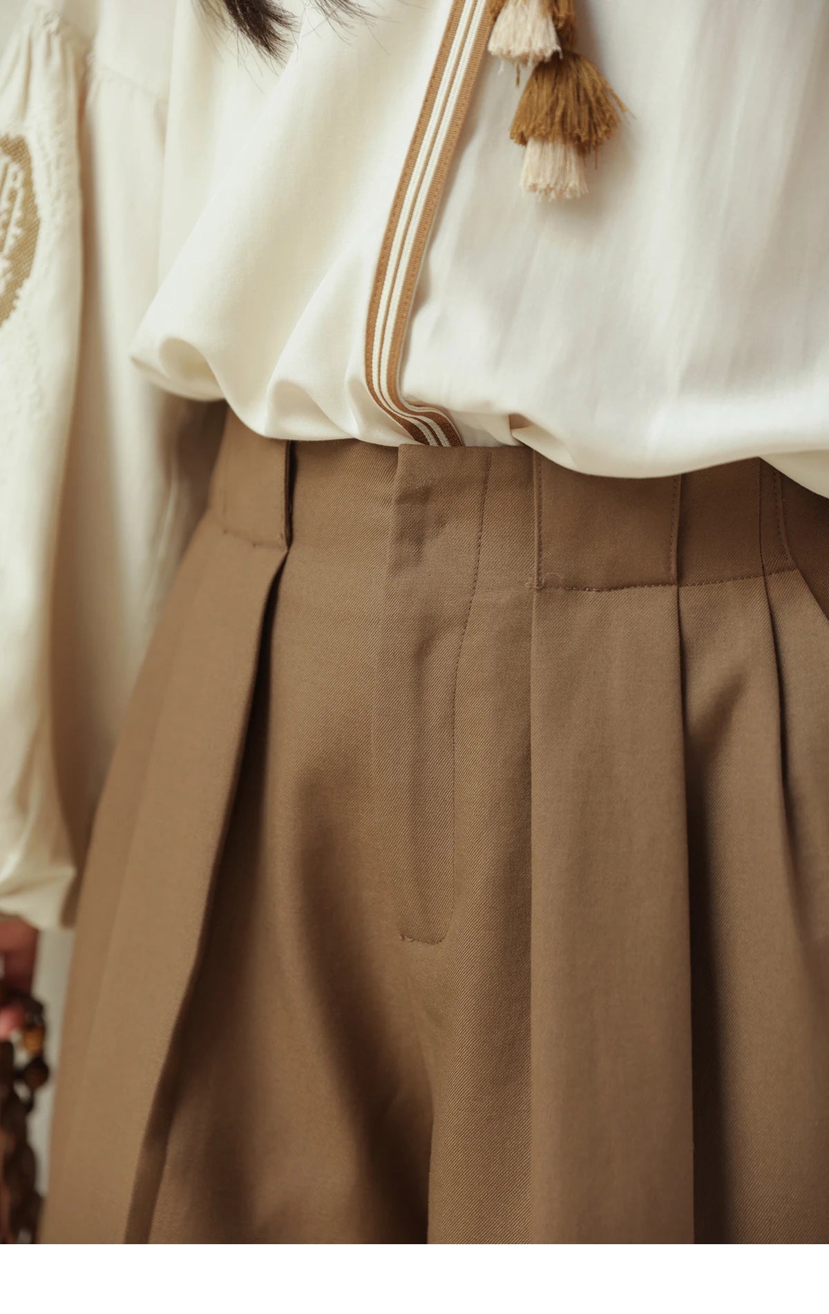 Mishow Brown High Waist I-Shaped Pleated Hook Buckle Shorts MXE41K1022