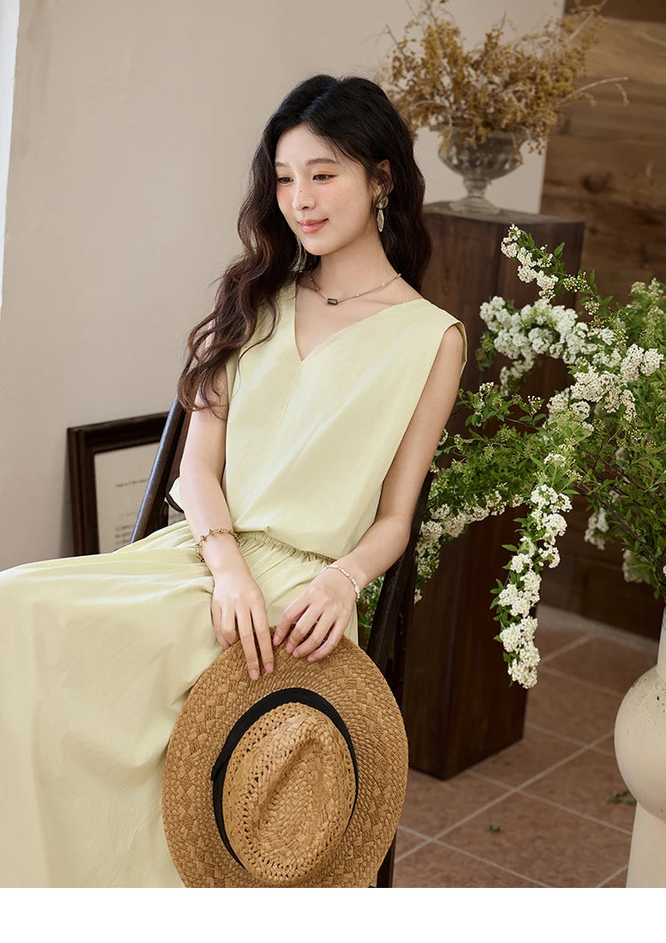 Mishow Solid V-Neck Sleeveless Vest & Elastic Waist Skirt Set MXE34T0604