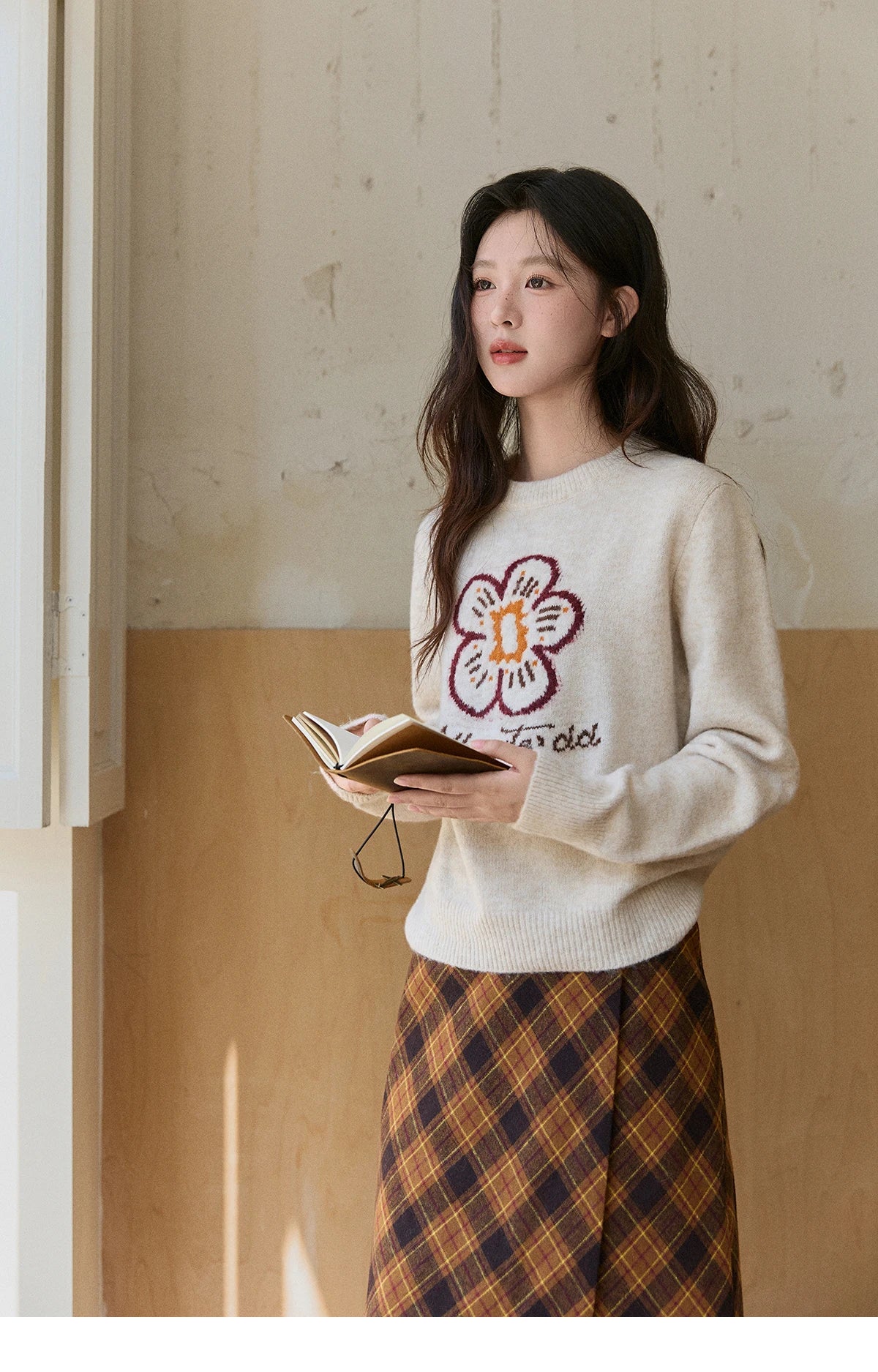 Mishow Beige Flower Pattern Letter Print Pullover MXE91Z2869