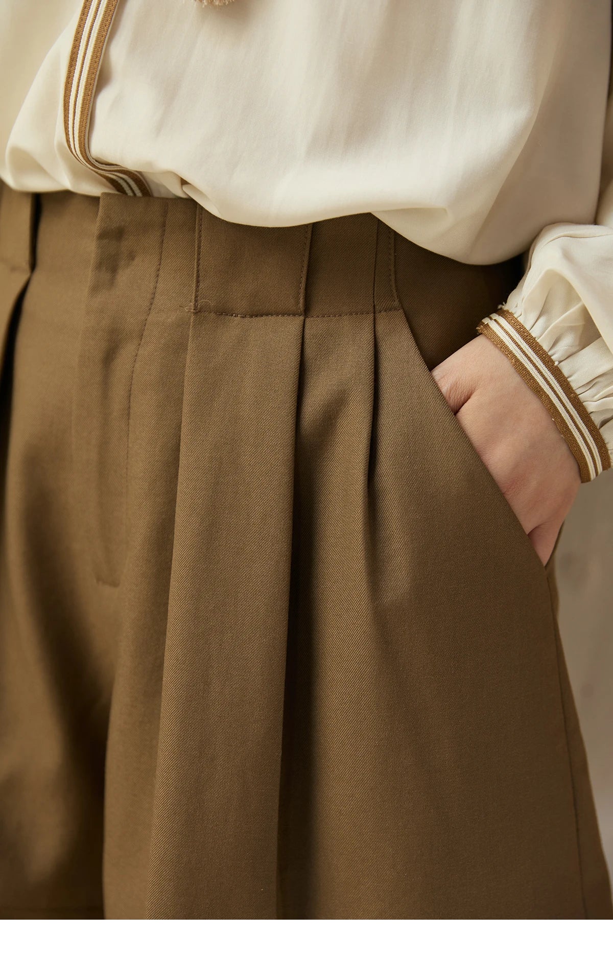 Mishow Brown High Waist I-Shaped Pleated Hook Buckle Shorts MXE41K1022